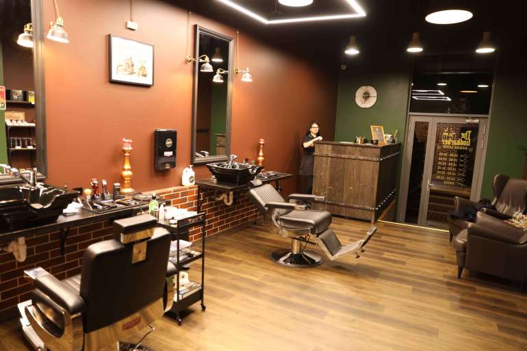 Don Barber Crew Jeruzalemes iela 10, ieksejais interjers : barbera kresls, izlietne, piederumi