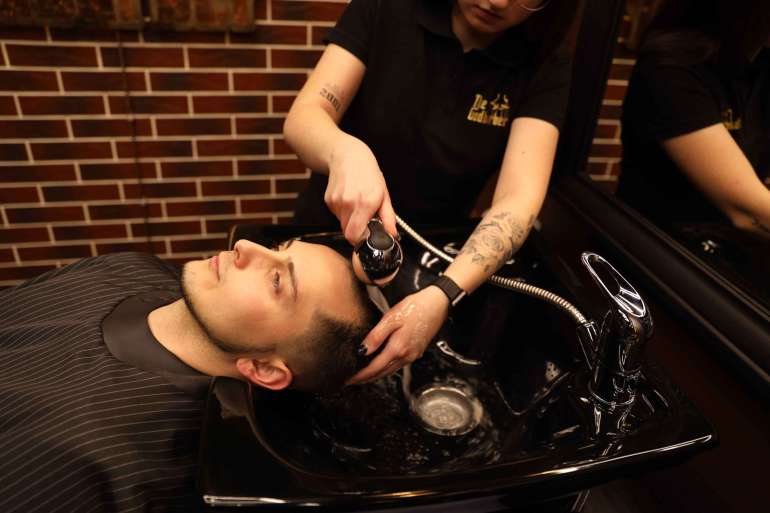 Don Barber Crew Jeruzalemes iela 10, pakalpojums: matu skalosana ar udeni, procedura virietim