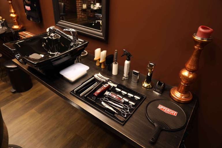 Don Barber Crew Jeruzalemes iela 10, plaukts ar friziera piederumiem, spogulis